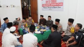 Kapolres Jakarta Utara dan jajaran sedang menggelar Jumat Curhat (Foto:humas polri/ifakta.co)