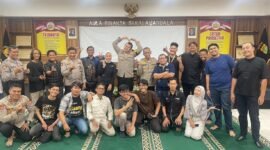 Polsek Grogol Petamburan dan wartawan usai Ngobras (ngobrol santai) bahas situasi Kamtibmas maupun peran Insan Pers. (Foto: Ifakta.co)
