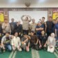 Polsek Grogol Petamburan dan wartawan usai Ngobras (ngobrol santai) bahas situasi Kamtibmas maupun peran Insan Pers. (Foto: Ifakta.co)