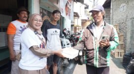 Relawan Komunitas Warteg Merah Putih saat bagikan nasi kotak ke sejumlah Ojol maupun warga sekitar di 50 titik se-DKI Jakarta. (Foto: Ifakta.co)