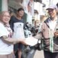 Relawan Komunitas Warteg Merah Putih saat bagikan nasi kotak ke sejumlah Ojol maupun warga sekitar di 50 titik se-DKI Jakarta. (Foto: Ifakta.co)
