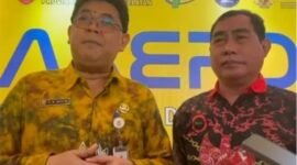 Ketua PWI Kalsel Zainal Helmie bersama Kepala Dinas Kominfo Muhammad Muslim positifkan HPN 2024 disela acara Rakerda di Banjarmasin. (Foto: Ifakta.co/Ist)