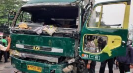 Sebuah truk kontainer maut yang hancur diamuk massa diduga tabrak lari pengendara di Tangerang. (Foto: Liputan Ekslusif Ifakta.co/Acl)