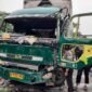 Sebuah truk kontainer maut yang hancur diamuk massa diduga tabrak lari pengendara di Tangerang. (Foto: Liputan Ekslusif Ifakta.co/Acl)