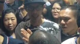Sekelompok orang tak dikenal geruduk gedung Dewan Pers (Foto:ifakta.co/amy)
