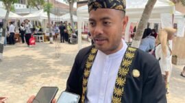Kepsek SMKN 5 Kabupaten Tangerang, Surta Wijaya saat gelaran Enlima Fest sekaligus Hari Sumpah Pemuda berlangsung di Mauk. (Foto: Liputan Ekslusif Ifakta.co/Za)