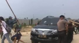 Sejumlah warga melempari batu ke arah polisi (Foto: alx)