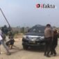 Sejumlah warga melempari batu ke arah polisi (Foto: alx)
