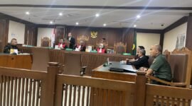 Proses rangkaian sidang pembacaan akta perdamaian atas gugatan pemberian pangkat Letkol Tituler Deodatus Andreas Dedy Cahyadi Sunjoyo atau dikenal dengan panggilan Dedy Corbuzier yang dilakukan oleh Akademisi Syamsul Jahidin. (Foto: Ifakta.co)