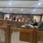 Proses rangkaian sidang pembacaan akta perdamaian atas gugatan pemberian pangkat Letkol Tituler Deodatus Andreas Dedy Cahyadi Sunjoyo atau dikenal dengan panggilan Dedy Corbuzier yang dilakukan oleh Akademisi Syamsul Jahidin. (Foto: Ifakta.co)