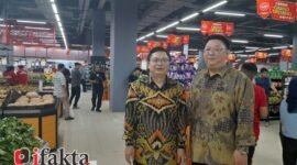 Direktur Utama Hapimart Indonesia, Mr. Wang Qi Fang di temani wakil Direktur Suryadi saat Grand Launching di Mall Taman Palem. (Foto: Liputan Ekslusif ifakta.co/Alx)