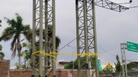 Papan reklame di Cengkareng kembali disegel lantaran tak miliki izin (foto:ifakta.co)