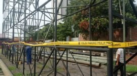 Pembangunan kontruksi papan reklame di cengkareng disegel oleh Pol PP DKI Jakarta (Foto:ifakta.co)