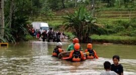 DMC Dompet Dhuafa saat mengevakuasi warga terdampak banjir yang melanda kawasan Sukabumi. (Foto: Istimewa)