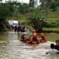DMC Dompet Dhuafa saat mengevakuasi warga terdampak banjir yang melanda kawasan Sukabumi. (Foto: Istimewa)