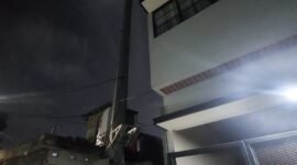 Kondisi Tower Monopol di Kembangan yang tak kantongi izin pada Rabu 11 Desember 2024 malam hingga kini Satpol PP Line dicopot oleh oknum yang tidak bertanggung jawab. (Foto: Ekslusif Ifakta.co/Za)