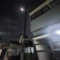 Kondisi Tower Monopol di Kembangan yang tak kantongi izin pada Rabu 11 Desember 2024 malam hingga kini Satpol PP Line dicopot oleh oknum yang tidak bertanggung jawab. (Foto: Ekslusif Ifakta.co/Za)