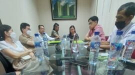 Perwakilan perumahan kluster Palem Lestari saat mendatangi PT Bina Karya Propertindo Grup untuk menuntut pertanggung jawaban atas kerusakan rumahnya. (Foto: Liputan Ekslusif Ifakta.co/Za)