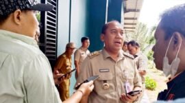 Walikota Jakarta Barat, Uus Kuswanto bersama jajarannya usai meninjau kembali warga relokasi kolong tol di Rusunnawa Rawa Buaya. (Foto: Ekslusif Ifakta.co/Za)