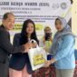 Ketua Kelompok C3 KKN Universitas Budi Luhur didampingi dosen pembimbingnya saat bagikan merchandise usai sosialisasi penggunan Marketplace dan E-commerce. (Foto: Ifakta.co)