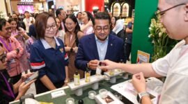 Menekraf Teuku Riefky Harsya bersama Wamenekraf Irene Umar mengunjungi salah satu booth pada saat pembukaan acara Jakarta X Beauty 2024 di Jakarta Convention Center, Jakarta, Kamis (5/12/2024).