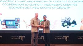 Menekraf Teuku Riefky Harsya (kanan) bersama President and CEO US-ASEAN Business Ted Osius (kiri) dalam acara Business Mission di Balairung Soesilo Soedarman, Gedung Sapta Pesona, Jakarta, Rabu (4/12/2024).