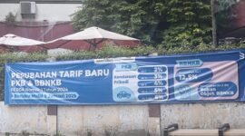 Bapenda Jakarta sosialisasikan perubahan tarif baru PKB dan BBNKB dengan memasang spanduk di Tebet, Jakarta Selatan.