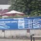 Bapenda Jakarta sosialisasikan perubahan tarif baru PKB dan BBNKB dengan memasang spanduk di Tebet, Jakarta Selatan.