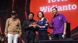 Wamenekraf Irene Umar saat menyerahkan penghargaan The 1st Marketeers Music Icon 2024 kepada para pegiat ekraf subsektor musik atas pencapaian mereka yang sukses memasarkan produk ekraf dalam bentuk musik, antara lain Yovie Widianto, Grand Ballroom Ritz-Carlton Pacific Place, Jakarta, Kamis (5/12/2024).