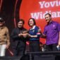 Wamenekraf Irene Umar saat menyerahkan penghargaan The 1st Marketeers Music Icon 2024 kepada para pegiat ekraf subsektor musik atas pencapaian mereka yang sukses memasarkan produk ekraf dalam bentuk musik, antara lain Yovie Widianto, Grand Ballroom Ritz-Carlton Pacific Place, Jakarta, Kamis (5/12/2024).