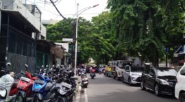 Pantauan parkiran motor siswa Al Huda Cengkareng di Trotoar-Bahu Jalan yang bikin macet panjang. (Foto: Ifakta.co)