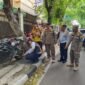 Area parkir liar siswa Al Huda di sepanjang Jalan Utama Raya, Cengkareng, Jakarta Barat ditertibkan petugas gabungan. (Foto: Ifakta.co)