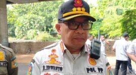 Kasatpol PP Jakarta Barat, Agus Irwanto saat dimintai keterangan perihal persiapan perayaan Nataru 2025. (Foto: Ifakta.co)