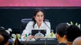 Menpar Widiyanti Putri Wardhana saat menyampaikan kesiapn sektor pariwisata dalam menghadapi momen libur Natal 2024 dan Tahun Baru 2025 dalam 