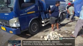 Pemasok BBM jenis Solar Subsidi saat pengisian ke kapal nelayan. (Foto: Liputan Ekslusif Ifakta.co/Za)
