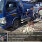 Pemasok BBM jenis Solar Subsidi saat pengisian ke kapal nelayan. (Foto: Liputan Ekslusif Ifakta.co/Za)