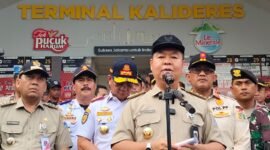 Pj Gubernur DKI Jakarta Teguh Setyabudi usai melakukan pengecekan kesiapan moda transportasi di Terminal Kalideres, Jakarta Barat. (Foto: Ifakta.co/Za)