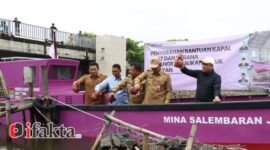 Pj Bupati Tangerang Serahkan Bantuan Kapal dan Sarana Alat Tangkap Ikan