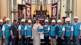 Direktur Distribusi PLN UID Jakarta Raya, Adi Priyanto saat mengunjungi Gereja Katedral untuk memastikan pasokan listrik perayaan Nataru terus menyala. (Foto: Istimewa)
