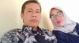 Bustonil Arifin Kepala Desa Onyam didampingi istri mengucapkan selamat tahun baru 2025 (foto istimewa)