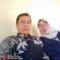 Bustonil Arifin Kepala Desa Onyam didampingi istri mengucapkan selamat tahun baru 2025 (foto istimewa)
