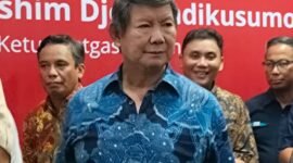 Merayakan Natal 2024, Ketua Satgas Perumahan Hashim Djojohadikusumo dan Menteri PKP Maruarar Sirait saat bagikan paket sembako di 4 titik wilayah Unit Pengelola Rumah Susun (UPRS) V. (Foto: Ekslusif Ifakta.co/Za)