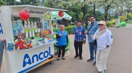 CSR PT Pembangunan Jaya Ancol Tbk saat uji coba melakukan penataan pedagang asongan atau reseller yang bermitra dengan Ancol. (Foto: Humas Ancol/Ist)