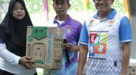 Camat Aan dampingi kepala Desa Mekar Baru berikan doorprize kepada warga(foto :Eklusif ifakta.co)