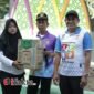 Camat Aan dampingi kepala Desa Mekar Baru berikan doorprize kepada warga(foto :Eklusif ifakta.co)