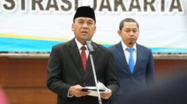 Walikota Jakarta Barat, Uus Kuswanto saat mengkukuhkan anggota Dekot. (Foto: Istimewa)