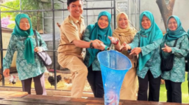 Wakil Camat bersama PKK Palmerah panen ikan nila sebanyak 16 kilogram untuk tingkatkan gizi keluarga. (Foto: Kominfotik Jakbar/Ist)