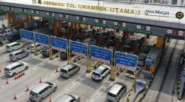 Sejumlah kendaraan melintas di Tol Cikampek Utama 1 dan Jasamarga memprediksi bakal alami lonjakan signifikan serta bersiap mengantisipasi peningkatan volume lalu lintas di beberapa ruas tol favorit selama libur panjang Isra Miraj dan Tahun Baru Imlek pada 25-29 Januari 2025.