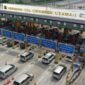 Sejumlah kendaraan melintas di Tol Cikampek Utama 1 dan Jasamarga memprediksi bakal alami lonjakan signifikan serta bersiap mengantisipasi peningkatan volume lalu lintas di beberapa ruas tol favorit selama libur panjang Isra Miraj dan Tahun Baru Imlek pada 25-29 Januari 2025.