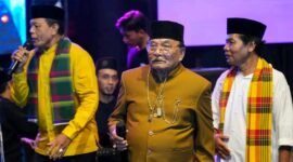 Komedian Haji Bolot saat tampil di malam pergantian tahun 2025 di halaman Kantor Walikota Jakarta Barat. (Foto: Ifakta.co)
